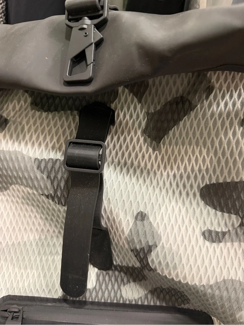 Rains White/Blk Camo Rolltop Rucksack Mesh Backpack nwt $155